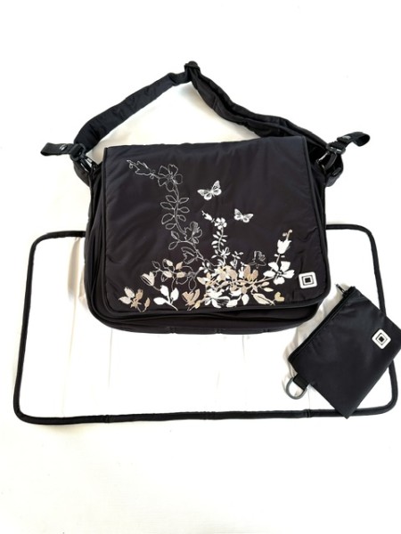 Aktionspreis: Moon Wickeltasche, Pflegetasche inkl. Wickelauflage, Karabinerhaken mit Klettbefestigung und Aufbewahrungstasche - schwarz mit Muster - Passend für alle Kinderwagen !